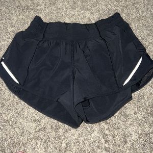 lululemon hotty hot shorts 2.5” sz 2
